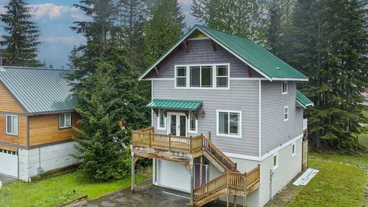 Hyak Cabin | East Peak Hideout -ski in/ski out + games room