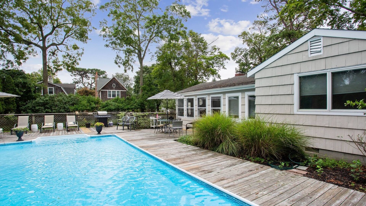 East Quogue House | East Quogue Designer Home Pool in Beautiful Hamptons