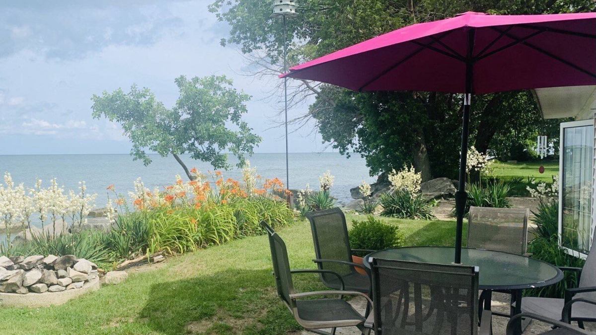Kingsville House | East Shore - Lake View Cottage - Pelee Island