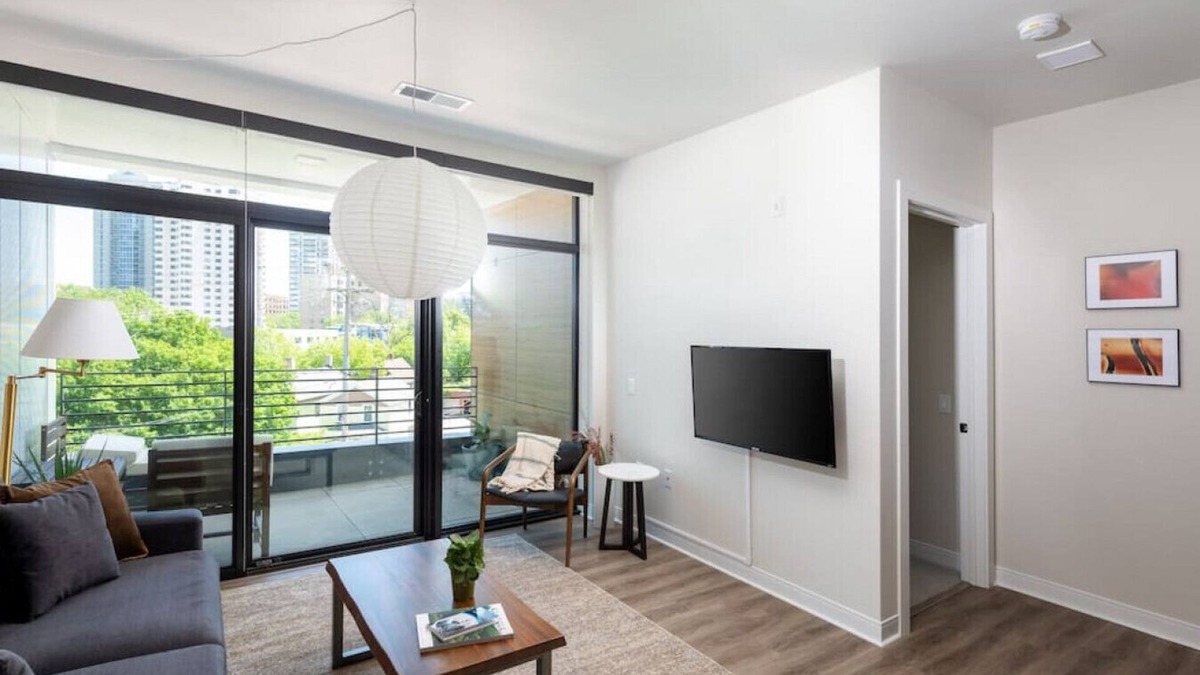 Lower East Side Apartment | East Side Luxury 1BR Apt - Near Brady St with Balcony and Lounge