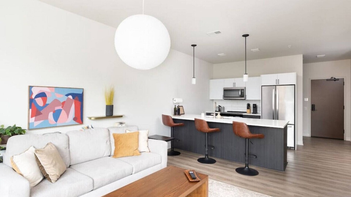 Lower East Side Apartment | East Side Luxury 1BR Apt - Near Brady St with Balcony and Lounge