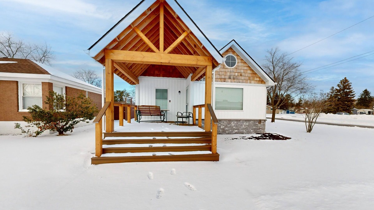 Northeastern Michigan House | East Tawas waterview home.walk to downtown and the beach!