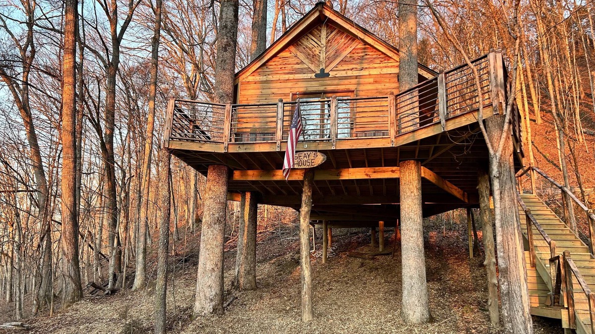 Mohawk Cabin | East Tennessee’s first TREEHOUSE! Come stay high in the trees.