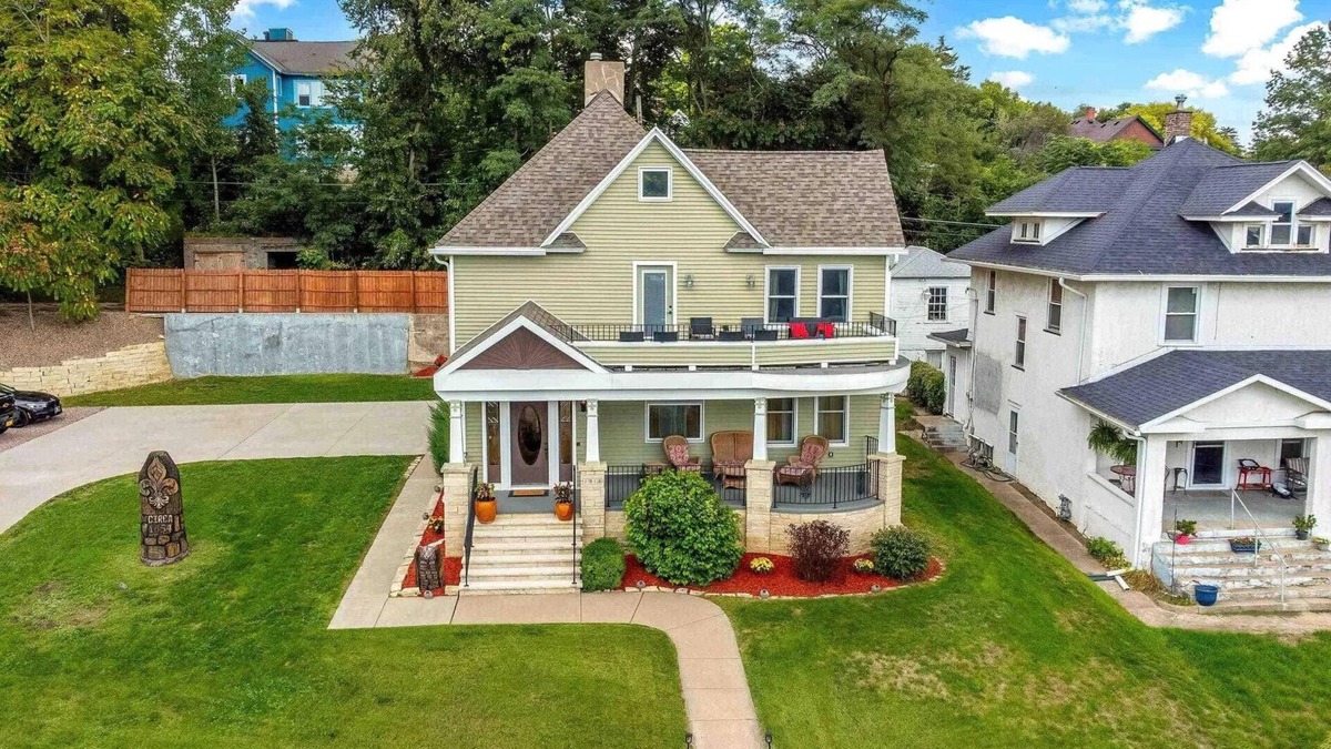 Davenport House | East Village Victorian Gem with River Views; walk to dining & shopping