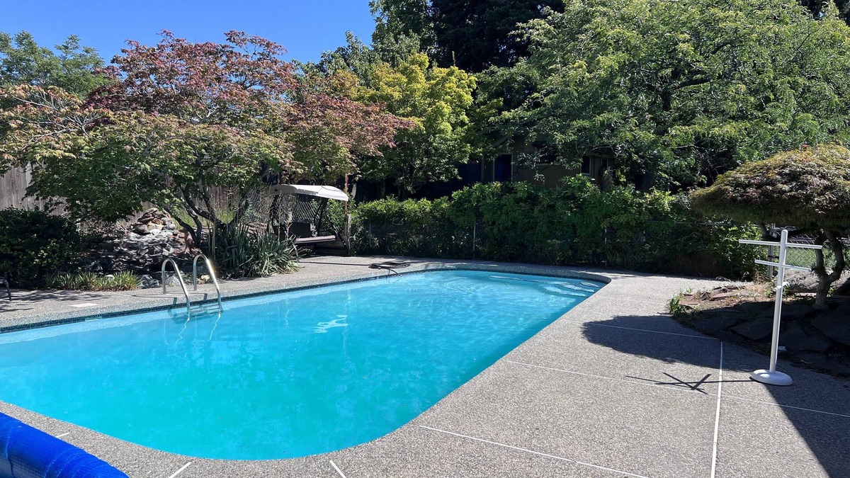 Monitor House | East Wenatchee Oasis ~ Heated Pool, Hot Tub, Views, Trail Access