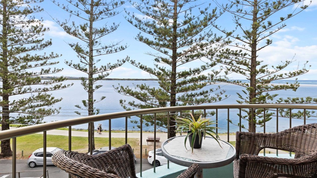 Golden Beach Apartment | Eastbourne U6, 80 Esplanade. Golden Beach