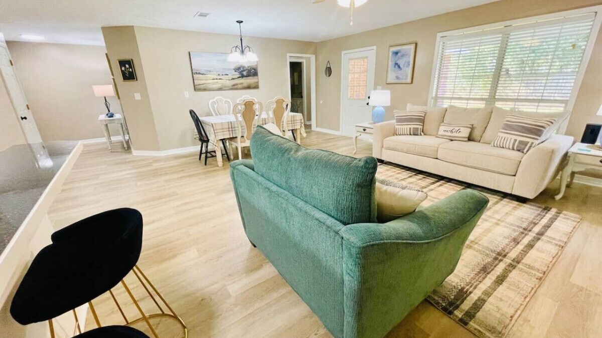 Hammond Apartment | Eastgate 5A Cozy family retreat close to downtown Hammond