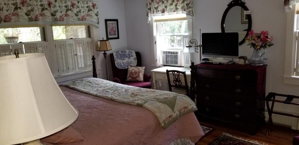 Lenox Bed & Breakfast | Eastgate Inn B&B