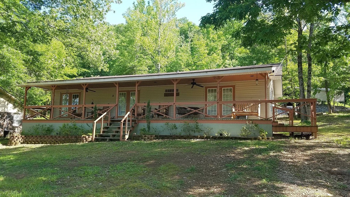 Iuka Cabin | Eastport Escape, Pickwick Lake At Bear Creek Is a 4br, 2Ba cabin that sleeps 10