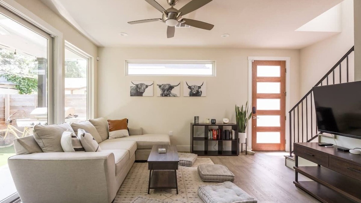 Govalle House | Eastside Escape *backyard games, Walk to Bars, Brews & Good Eats*