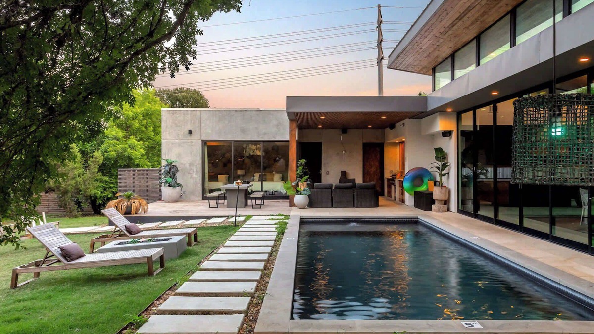 Parker Lane House | Eastside Mansion with Pool—7 Mins to Rainey Street