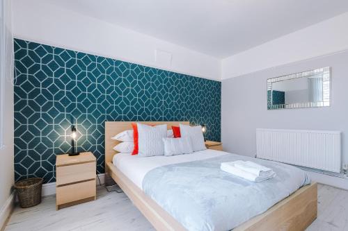 Rhyl House | "Eastville Court Rhyl" by Greenstay Serviced Accommodation - A Cosy 2 Bedroom Bungalow with Parking, Dog Friendly, Close To Beaches, Shops & Restaurants - Ideal for Families, Friends, Couples & Business Travellers