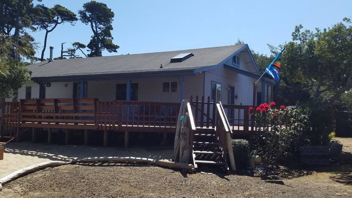 Florence House | Easy 5-minute walk to Heceta Beach! Clean family-sized house with a huge deck.