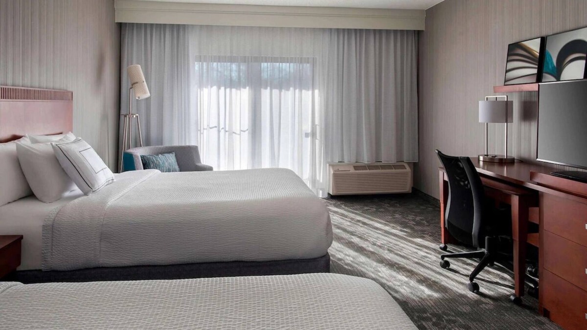 Mahwah House | Easy Access to Crossroads Corporate Center! FREE Parking, Pool, Pets Allowed!