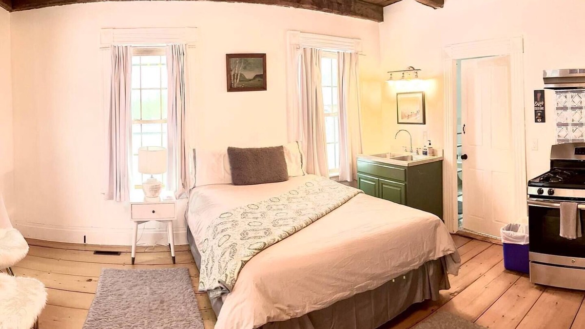 Moscow Apartment | Easy access to ski Stowe in Modern 1850s Farmhouse