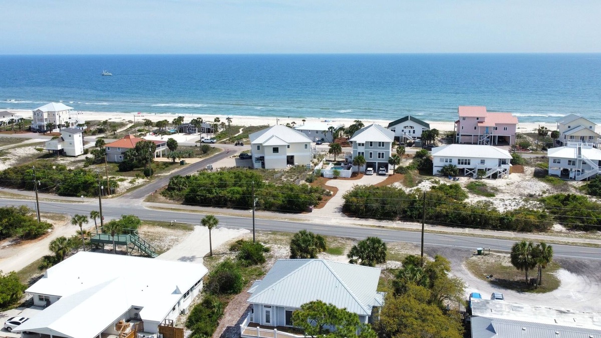 East End Cottage | Easy Beach Access - 2 FREE BIKE RENTALS INCLUDED WITH YOUR STAY!