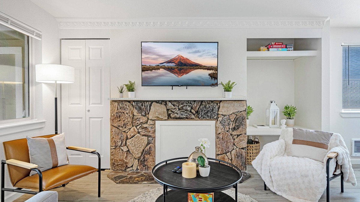 Kenmore Apartment | Easy Commute 4 beds Condo Steps from Scenic Trails