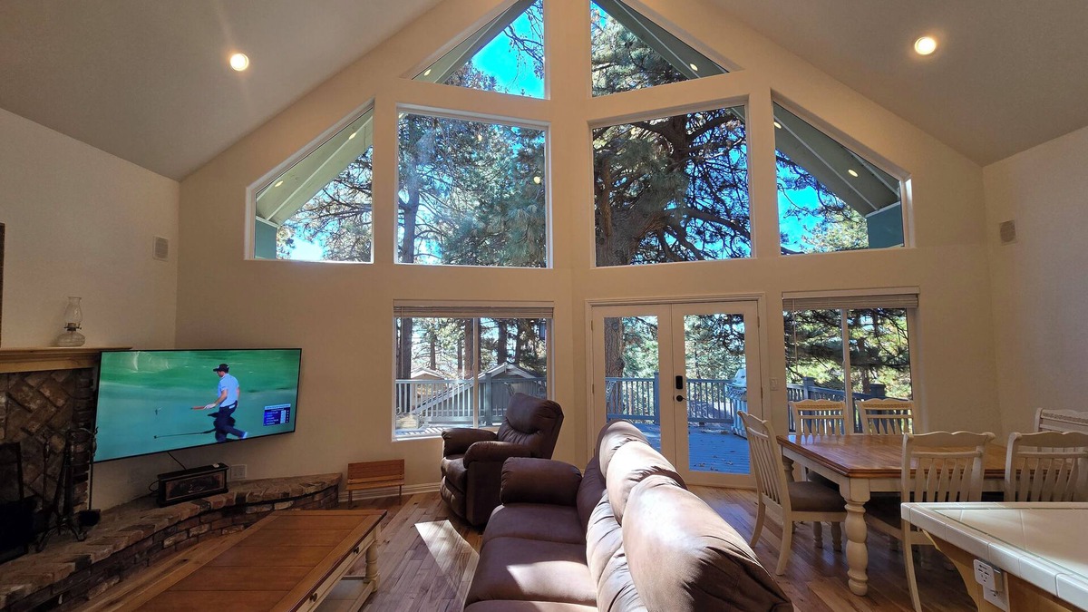 Running Springs House | Easy Drive! 2 Jacuzzi Tubs! Super-clean! Family-Friendly. Discounts Available!