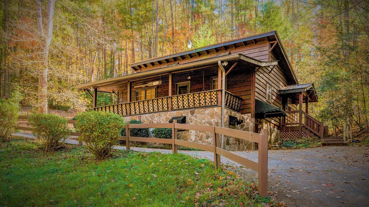 Blue Ridge Cabin | 🌲Easy Paved Access🔥Fireplace❤️Great Privacy🏞️Across River🎇NearDowntown🙂