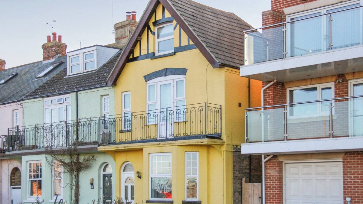 Gorleston-on-Sea Cottage | Easy stroll to the sandy beach with harbour views to watch the ships arrive.