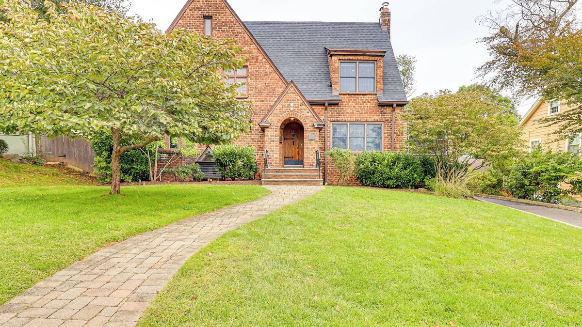 West Orange House | Easy Train Access to NYC! Elegant Family Retreat