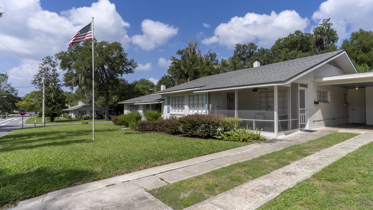 Mount Dora Cottage | Easy walk 5 blocks to downtown dining & shopping. 2 BR, 2 Bath, POOL