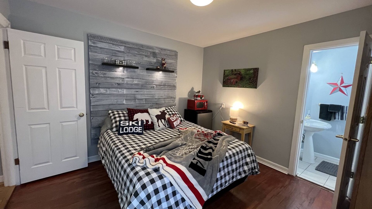 Larkspur Apartment | Eat. Sleep. Ski. "Larsson's Ski Retreat Awaits"!