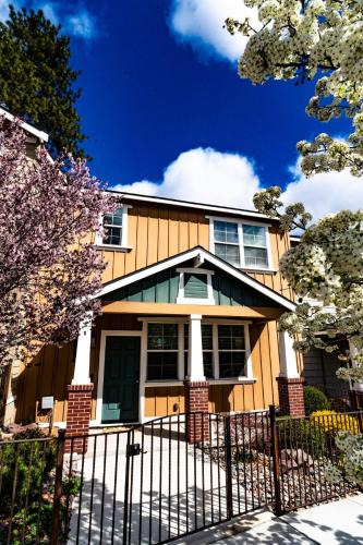 Old Southwest Apartment | Eat-Sleep-Stroll-Repeat! Walkable Midtown 2BR Home