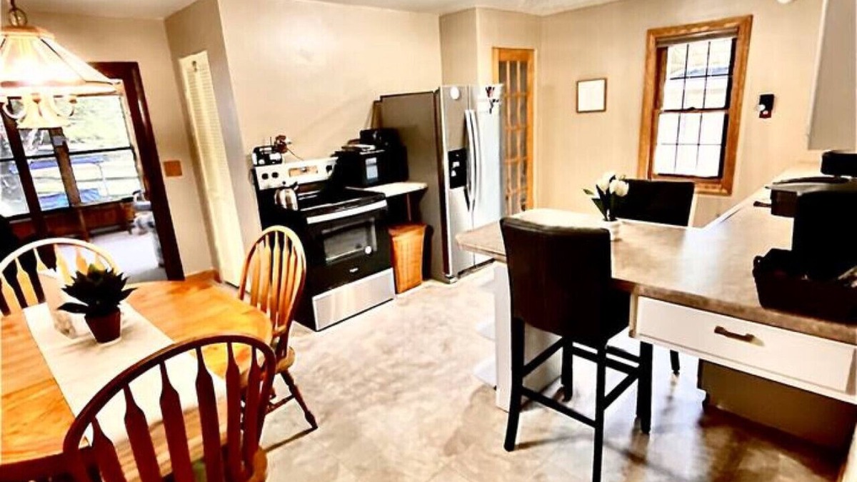 Eau Claire House | Eau Claire’s south side, Sunroom, 3BR,4 beds, 1BA