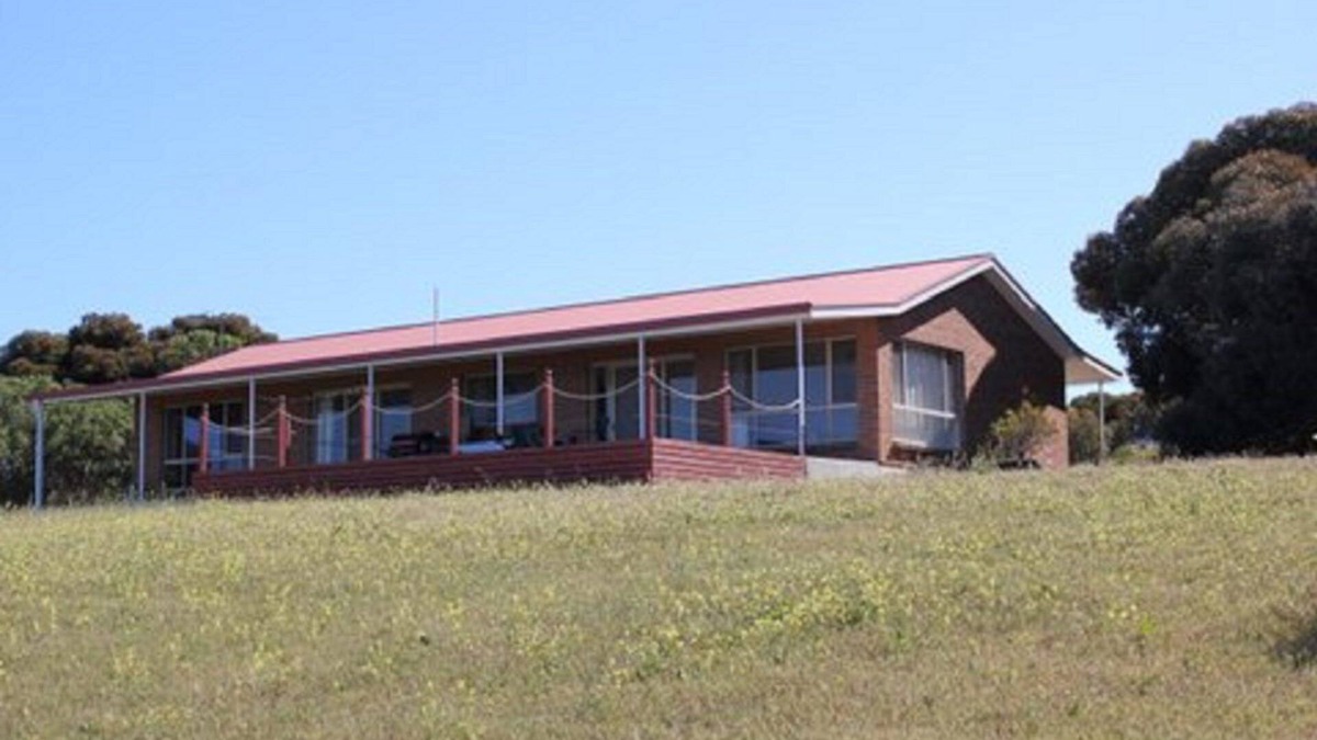Dalrymple House | Ebb N Flow Beach House - Rural Feel, Sea Views, Dog friendly