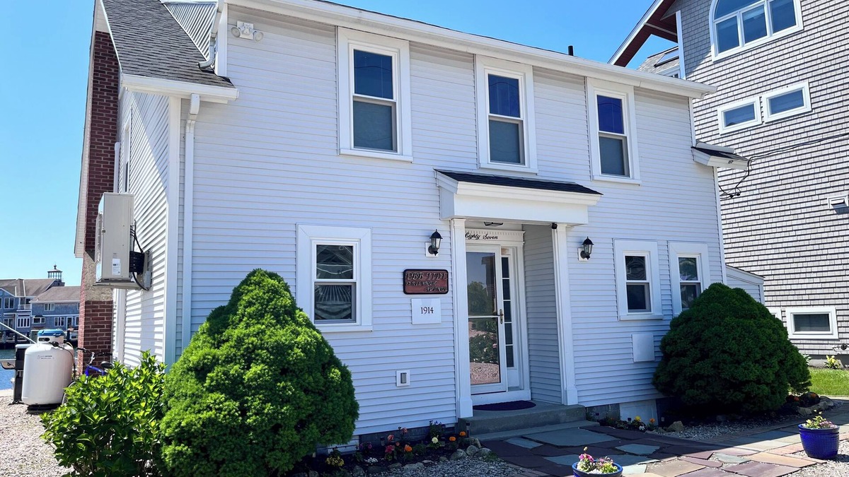 Groton Long Point House | Ebb Tide Cottage GLP 4BR Waterfront Beach house