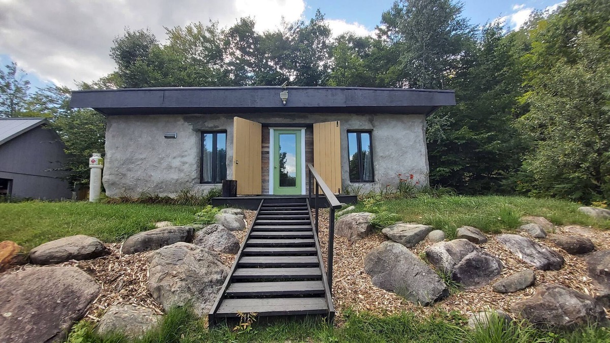 Sainte-Marcelline-de-Kildare Cabin | eco-friendly straw house