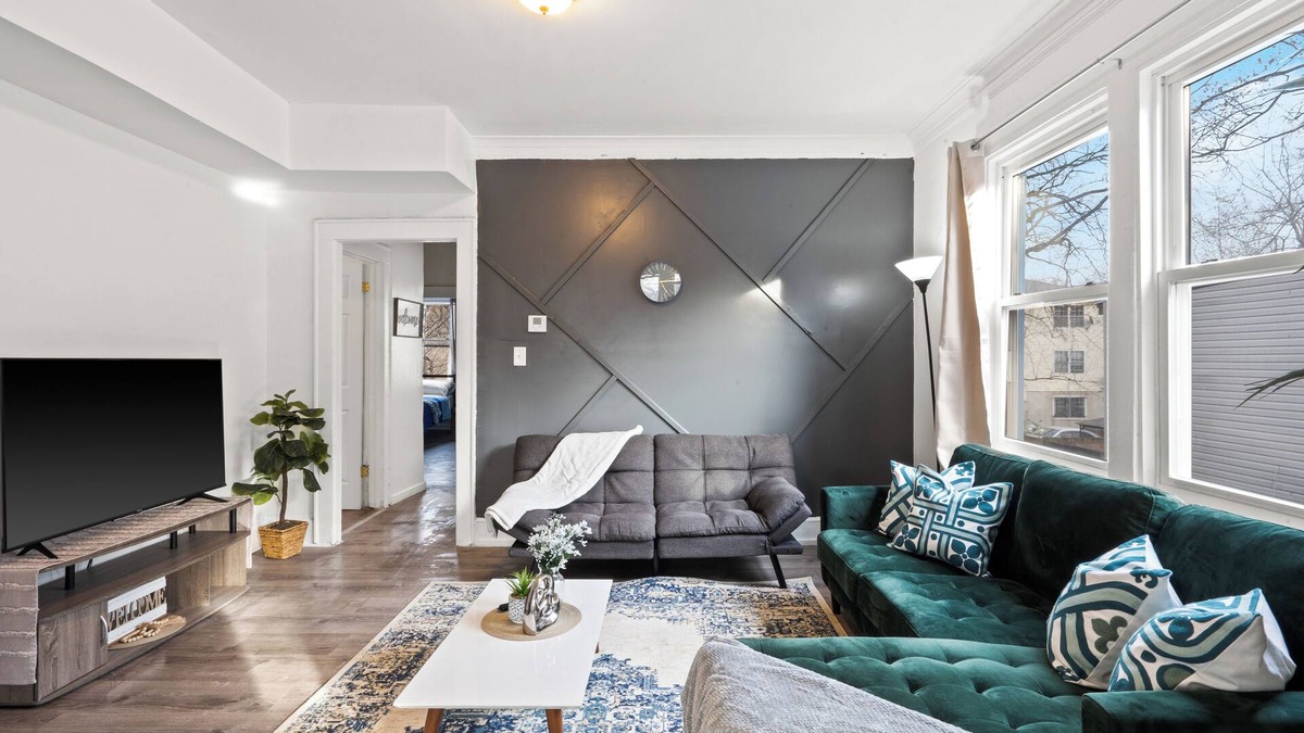 Weequahic Apartment | Eccentric Apartment! 7 MIN FROM EWR! Sleeps 7! w/Parking