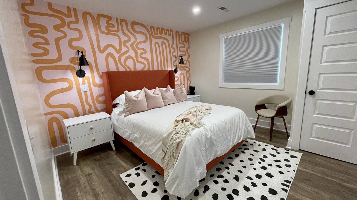 Pikeville Apartment | Eccentric Privy-Sleeps6. 2nd floor & outdoor deck