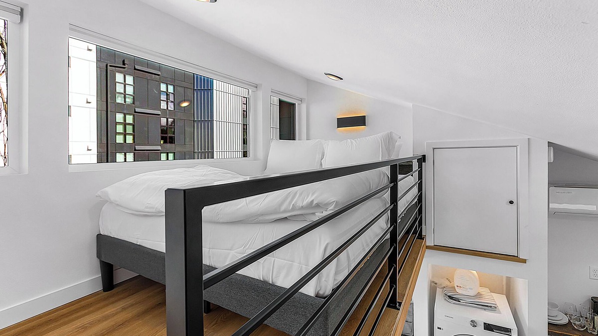 Columbia City Apartment | Echo Loft: A Modern Escape