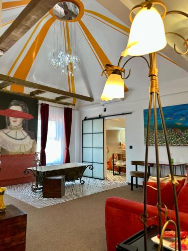 Satu Mare Apartment | Eclectic 6