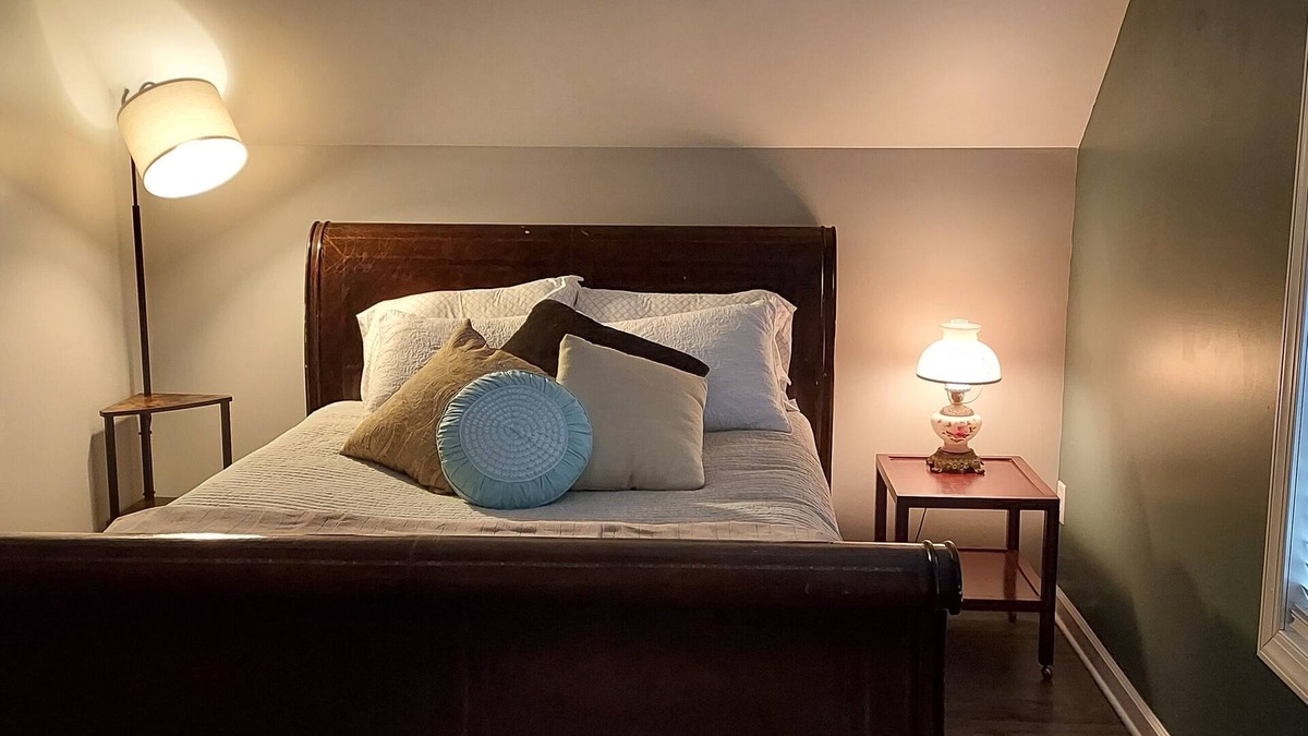 Woods Cross Roads Apartment | Eclectic Apartment- 2-4 friends- Family centered. Safe Neighborhood