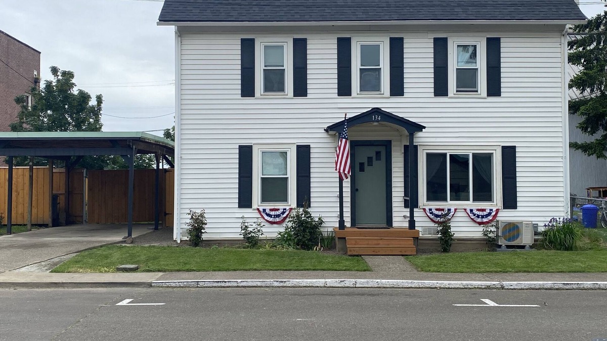 Carlton House | Eclectic cottage, steps from downtown