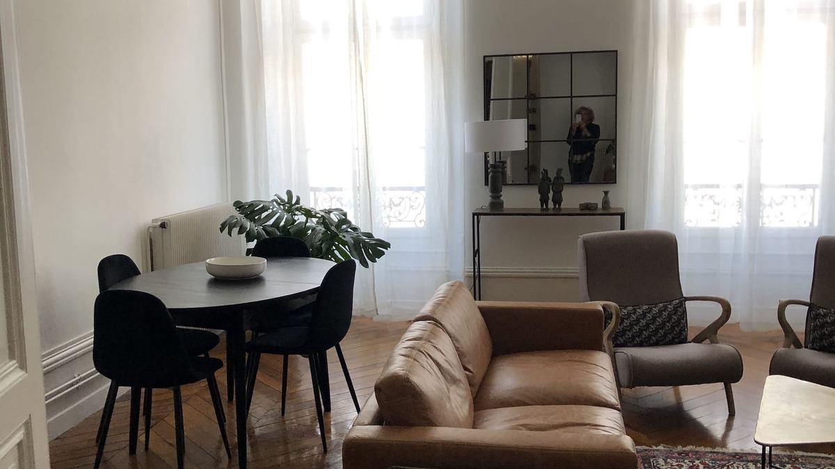 Centre Condo | Eclectic Haussmanian apartment lots of charm very central