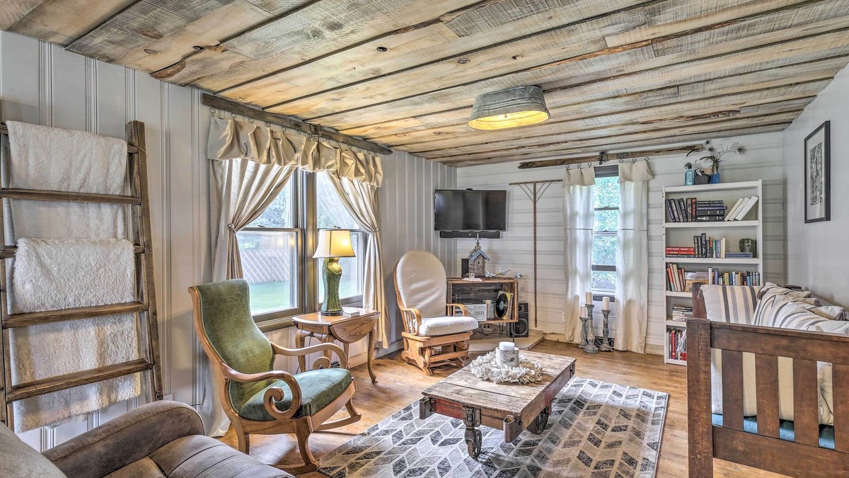 Ladysmith House | Eclectic Ladysmith Hideaway: Hike and Hunt!
