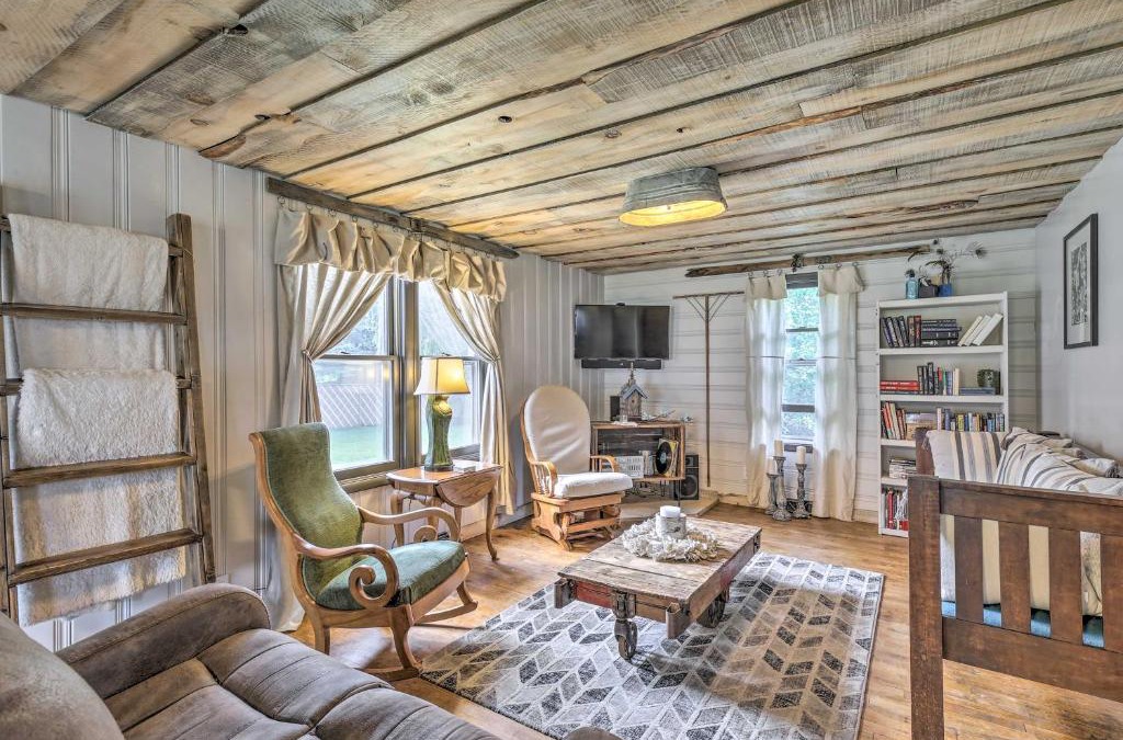 Ladysmith House | Eclectic Ladysmith Hideaway Hike and Hunt!
