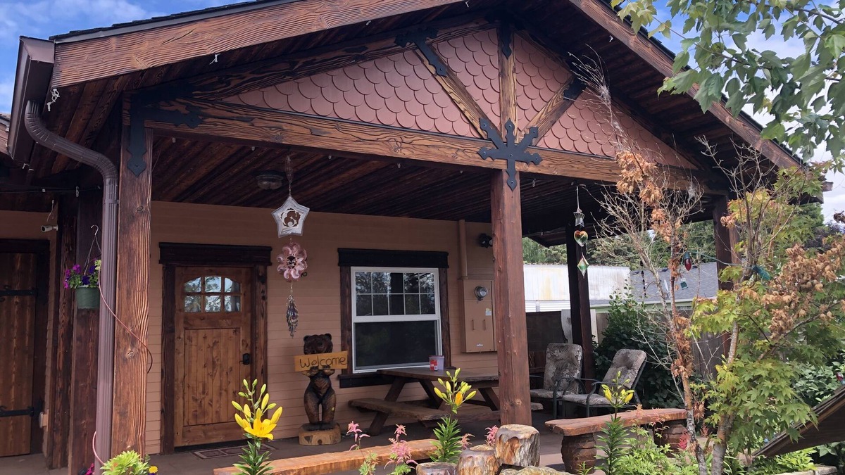 Salem House | Eclectic Private Guest Quarters Oregon 3D Art w/Spa