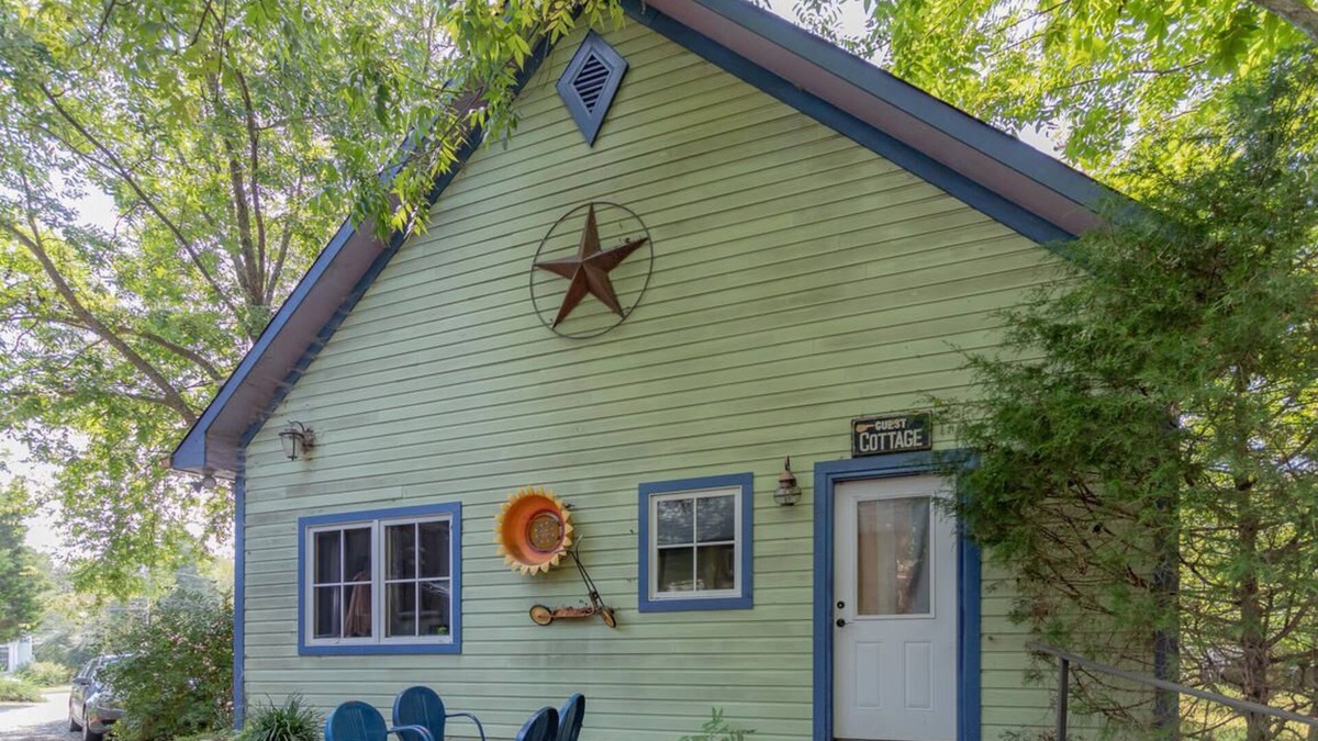 Pittsboro Bed & Breakfast | Eclectic & Spacious Guest Cottage (walk to downtown/pet friendly)