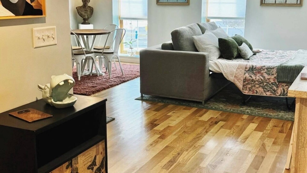 La Crosse Apartment | Eclectic Unique Cozy 1-bedroom apartment with WiFi, AC in charming La Crosse