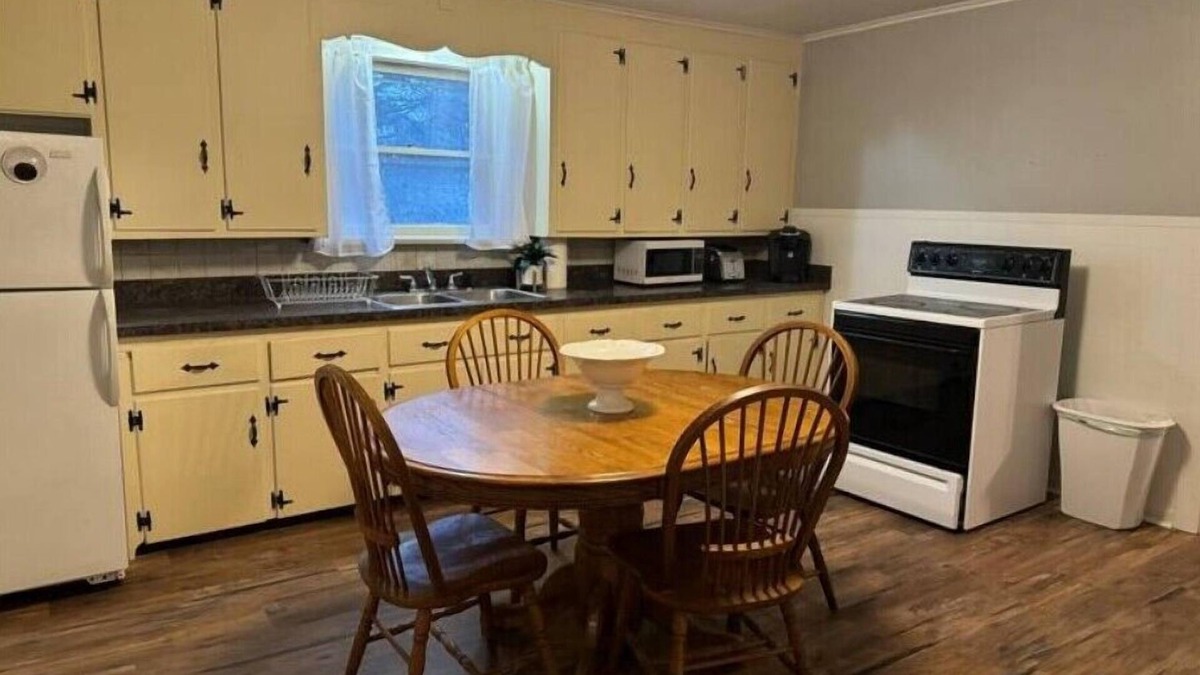 Fredonia House | Eclipse! 5 bedroom, sleeps 10.n