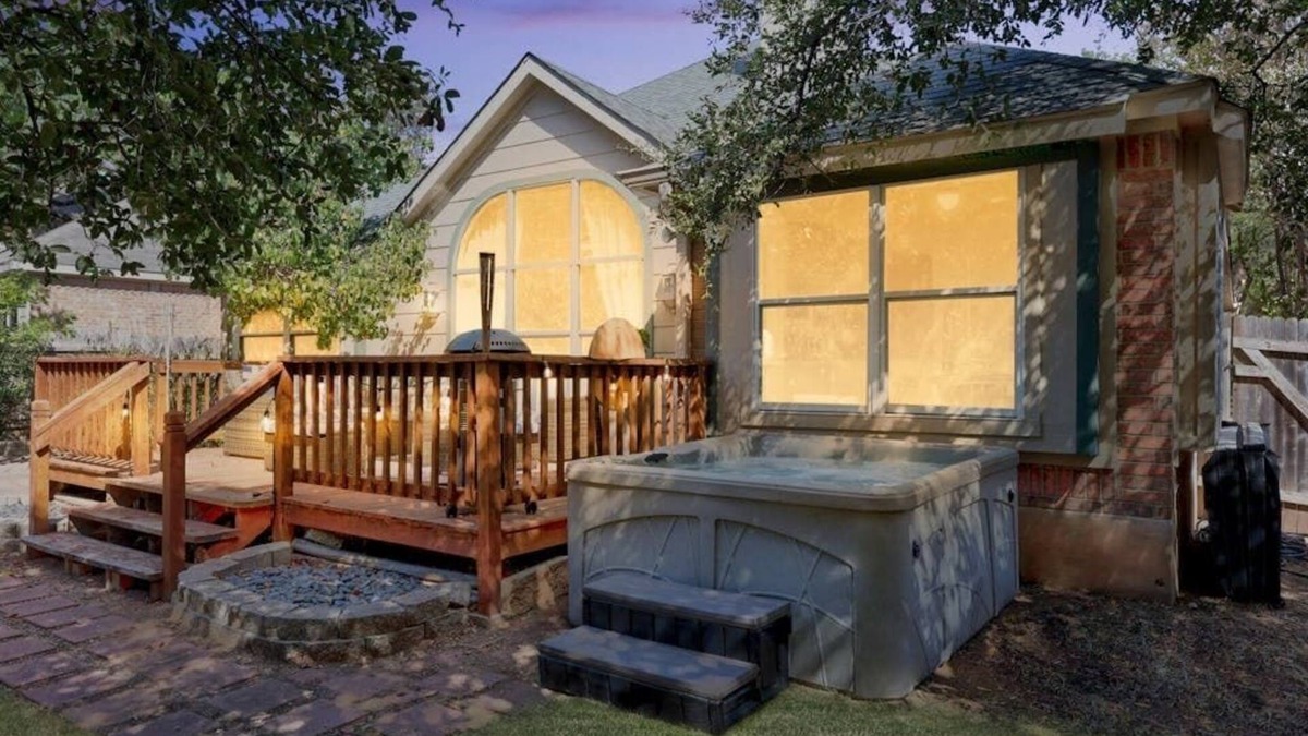 Cedar Park House | Eclipse · Artist Retreat @ Cypress Creek | Hotub | Sleeps 9