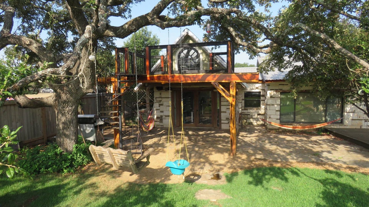 Wimberley House | ECLIPSE IN THE HOT TUB!nmarket days & town square with in walking distance !