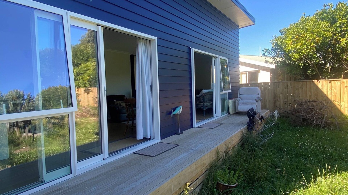 Otaki Beach Cottage | Eco- friendly cottage with meadow