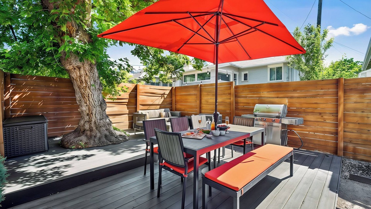 Speer House | Eco-Friendly, Modern Smart Home - Surround Sound - Chef's Kitchen - Fast WiFi