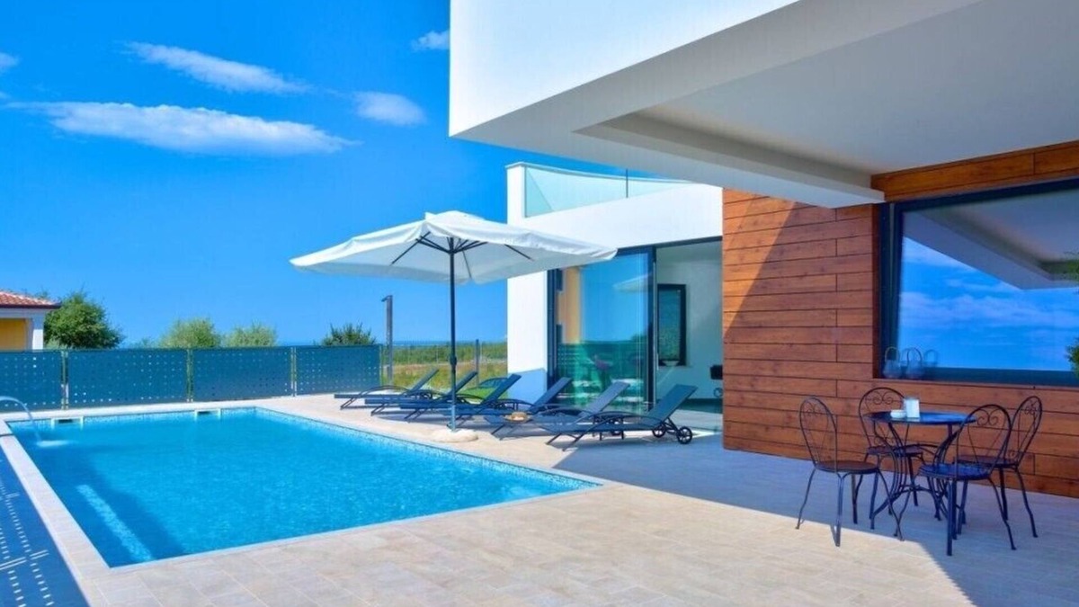 Farini Villa | Eco-friendly Villa Aria with a pool and a party room